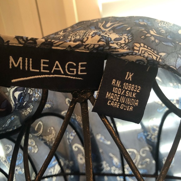 Sleeveless asymmetric layered top with flow - Picture 2 of 5